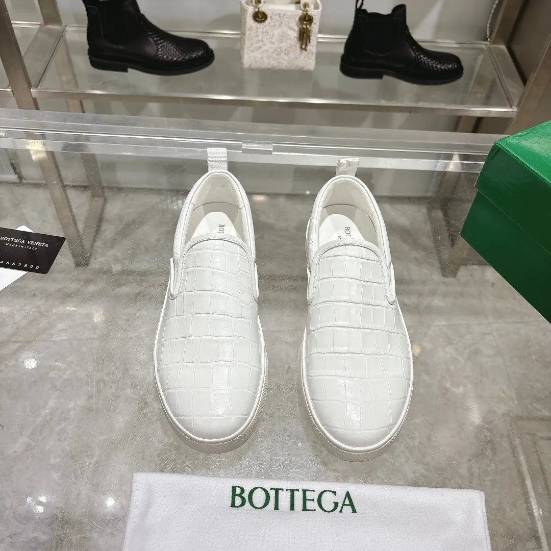 [BV] Top P: 720💰 Couple style, Size: Female 35-39, Male 39--44 (Female 40. Male 38. 45, non-refundable) Bottega Veneta 2025 new model, the highest version in the counter, Bottega Veneta counter synchronization style! Round toe braided slip-on shoes! Imported cowhide leather surface, original molded outsole! 1:1 replica! !